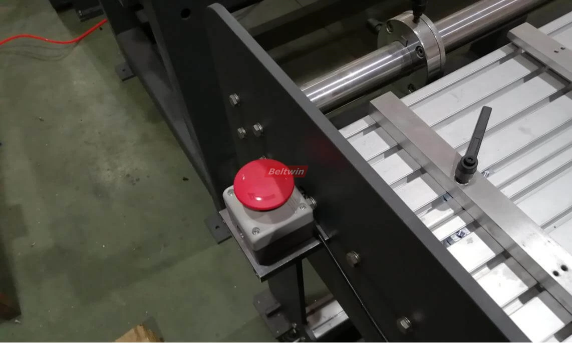 Cortadora de Banda Transportadora con Bobinadora y Rebobinadora con Mesa de Trabajo (versión Europea)