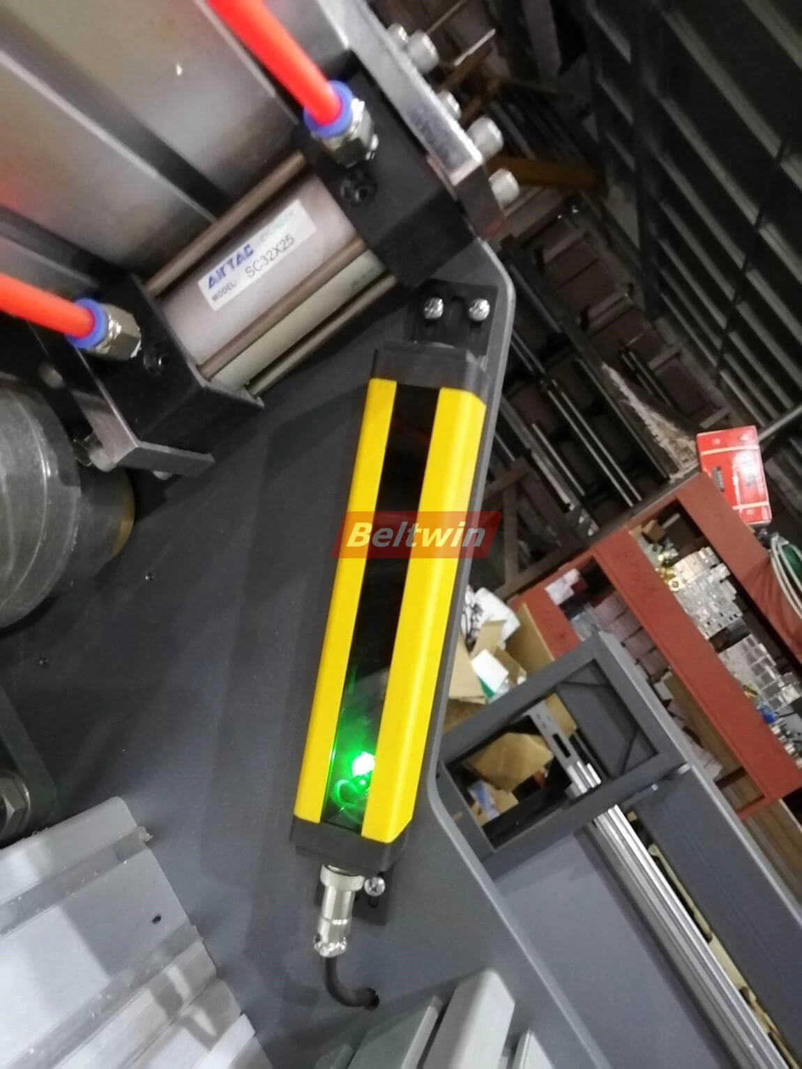 Cortadora de Banda Transportadora con Bobinadora y Rebobinadora con Mesa de Trabajo (versión Europea)