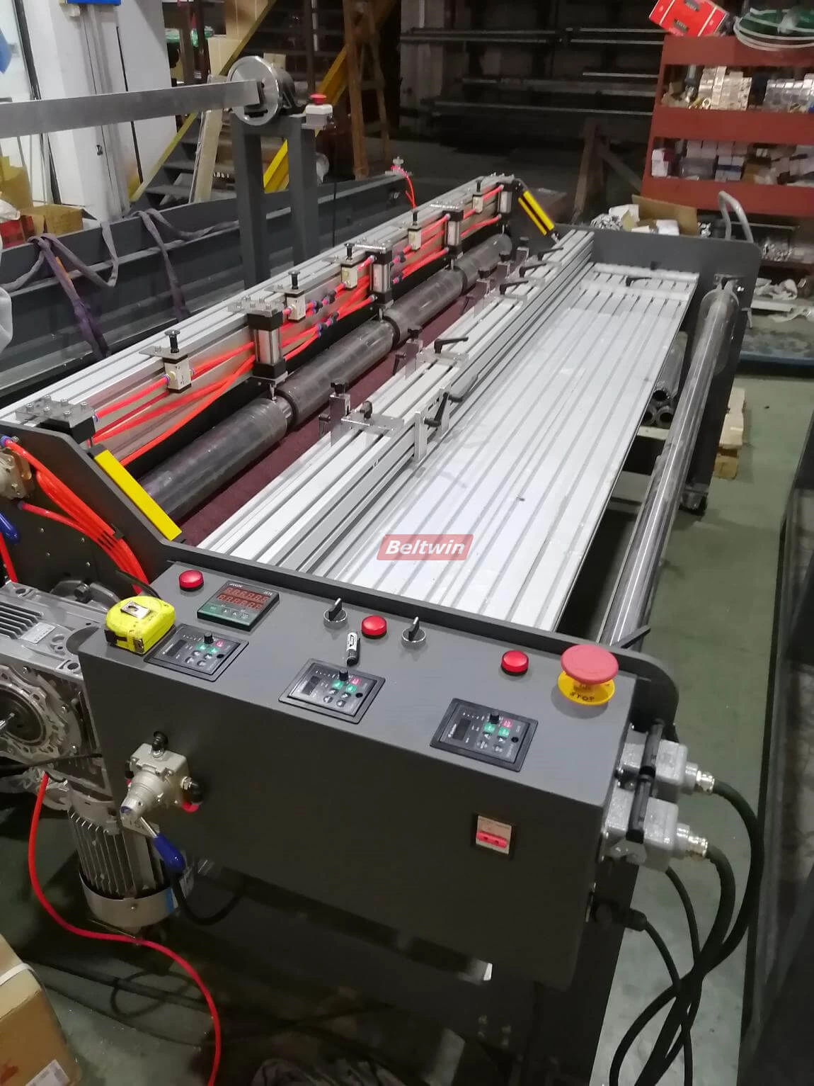 Cortadora de Banda Transportadora con Bobinadora y Rebobinadora con Mesa de Trabajo (versión Europea)