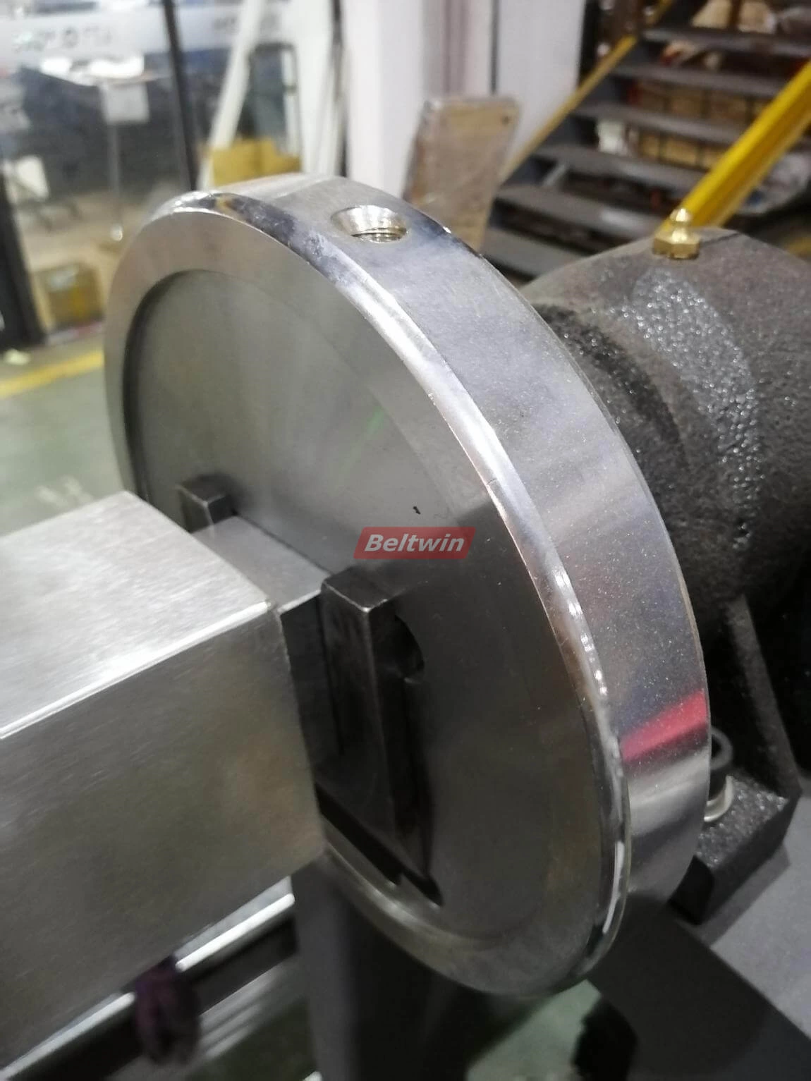 Cortadora de Banda Transportadora con Bobinadora y Rebobinadora con Mesa de Trabajo (versión Europea)