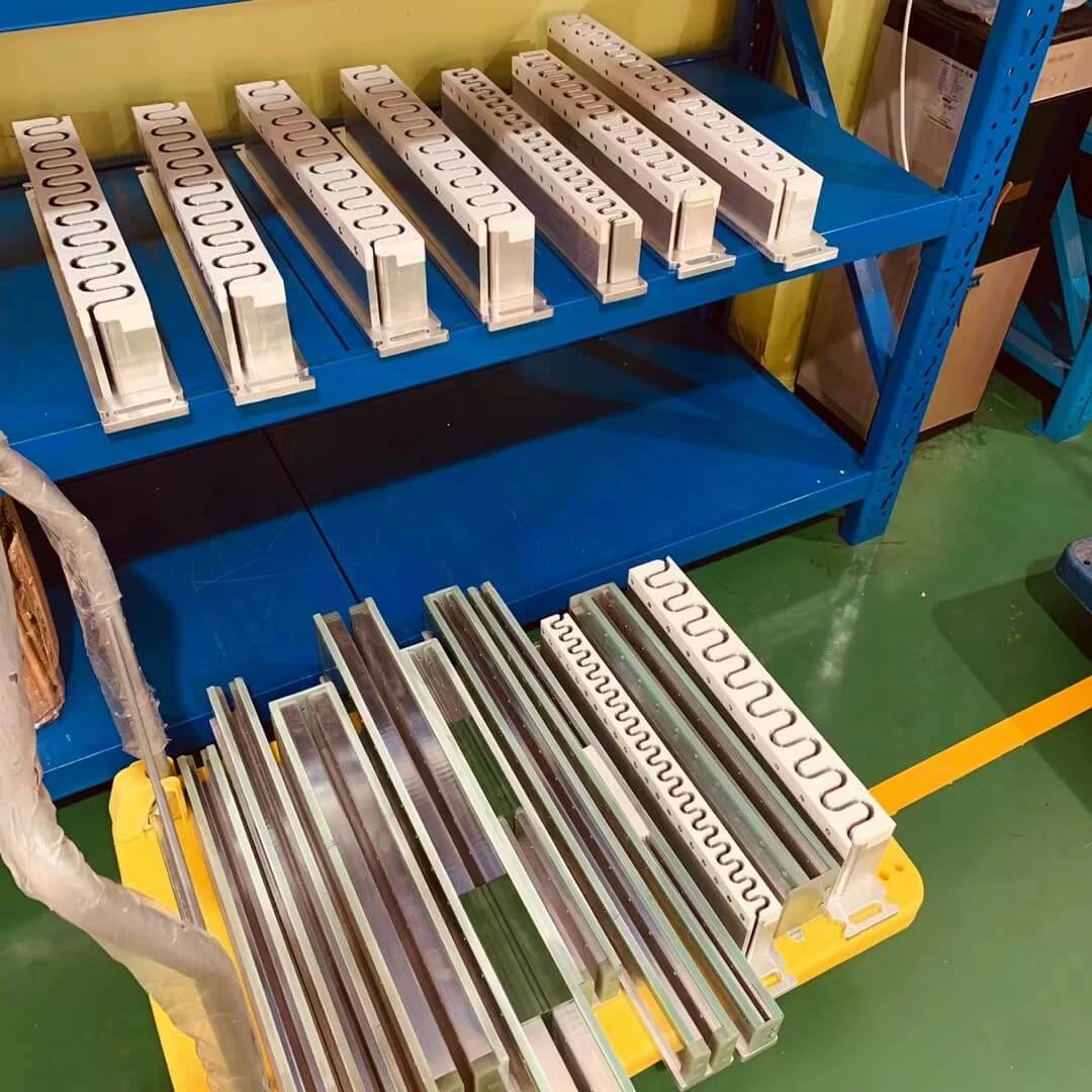 Moldes de guías, paredes laterales y perfiles para bandas transportadoras para soldadura de banda de alta frecuencia