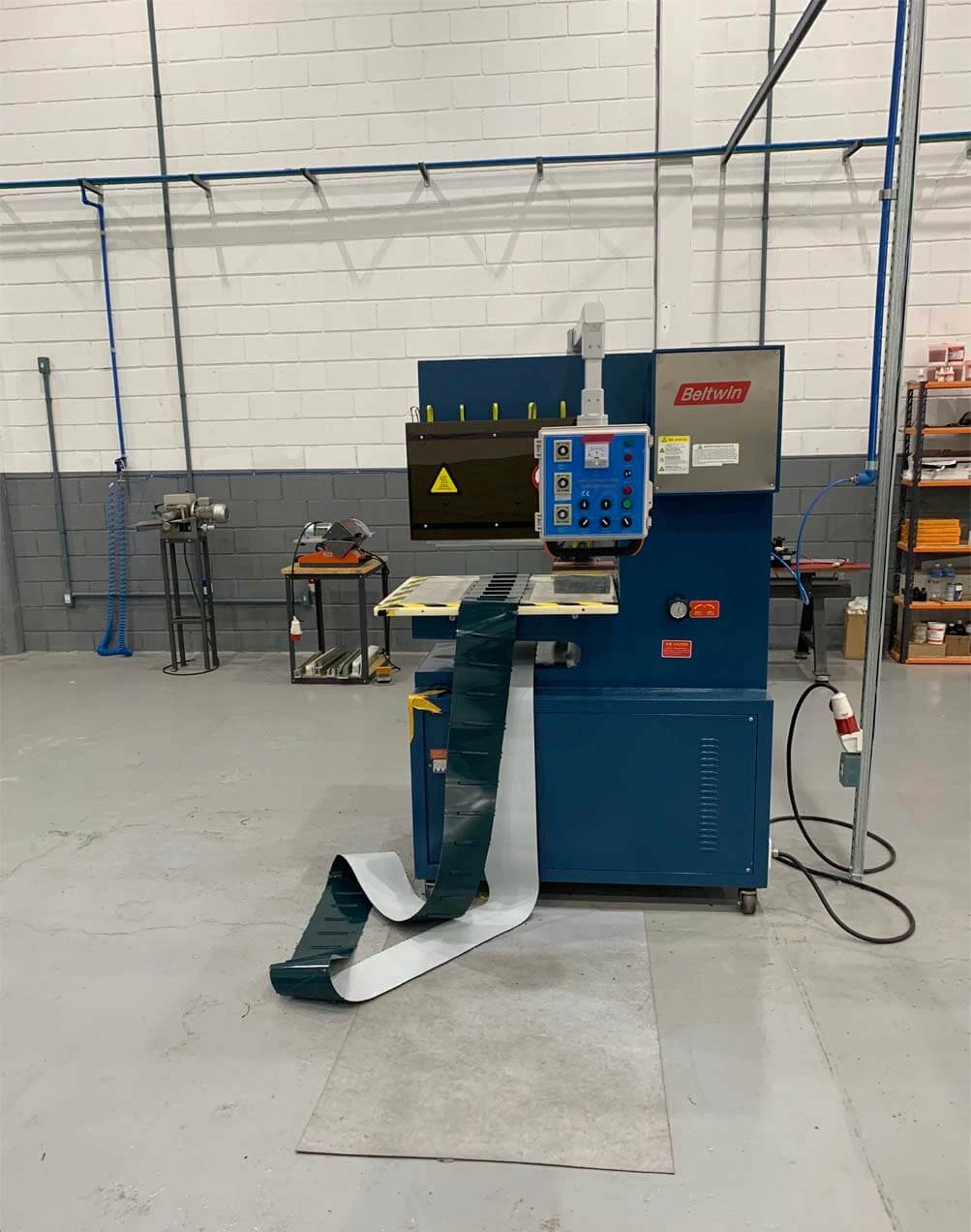 QA-1000 Máquina de soldadura por alta frecuencia para soldadora de banda, guía de V, pared lateral