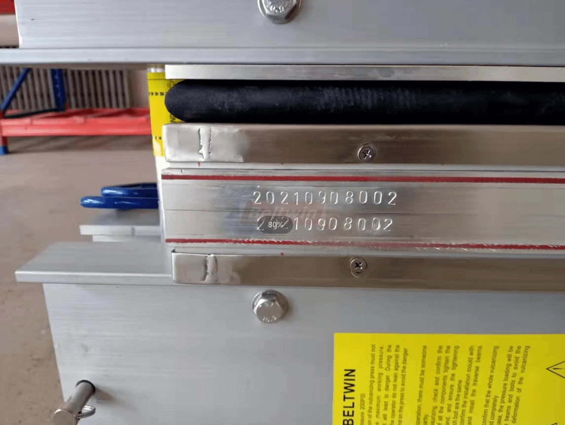 Imagen de entrega del vulcanizador de 2 juegos: ancho de 1200 mm con placa de calor de 690 * 1380 mm y ancho de 1400 mm con 1220 * 1600 mm