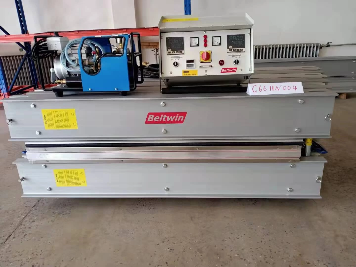 Imagen de entrega del vulcanizador de 2 juegos: ancho de 1200 mm con placa de calor de 690 * 1380 mm y ancho de 1400 mm con 1220 * 1600 mm