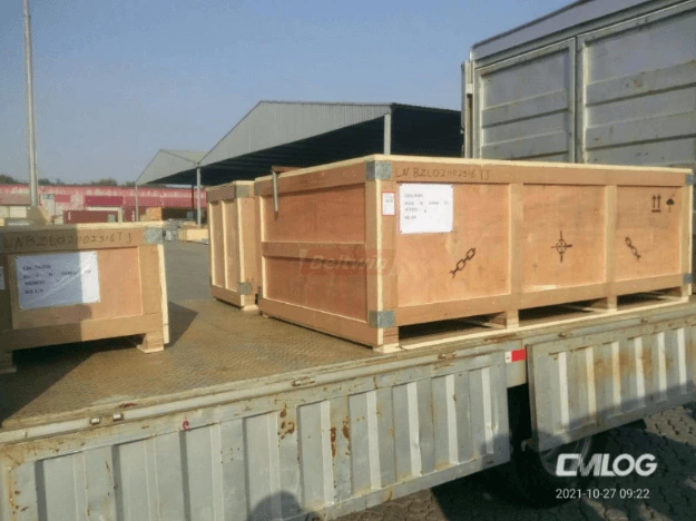 Imagen de entrega del vulcanizador de 2 juegos: ancho de 1200 mm con placa de calor de 690 * 1380 mm y ancho de 1400 mm con 1220 * 1600 mm