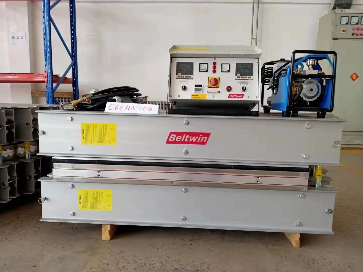 Imagen de entrega del vulcanizador de 2 juegos: ancho de 1200 mm con placa de calor de 690 * 1380 mm y ancho de 1400 mm con 1220 * 1600 mm