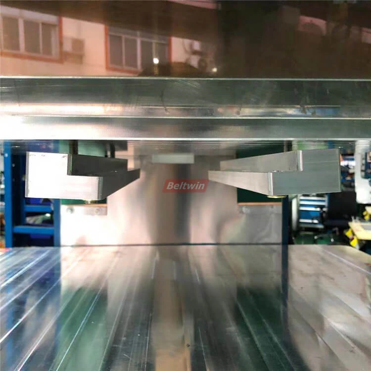 Fije el molde de la cala/pared lateral en el plato superior de la máquina de alta frecuencia