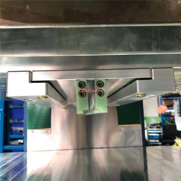 Fije el molde de la cala/pared lateral en el plato superior de la máquina de alta frecuencia