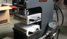 Máquina punzonadora y para juntas de correas dentadas