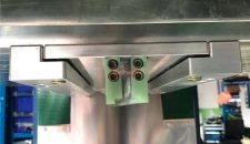 Fije el molde de la cala/pared lateral en el plato superior de la máquina de alta frecuencia