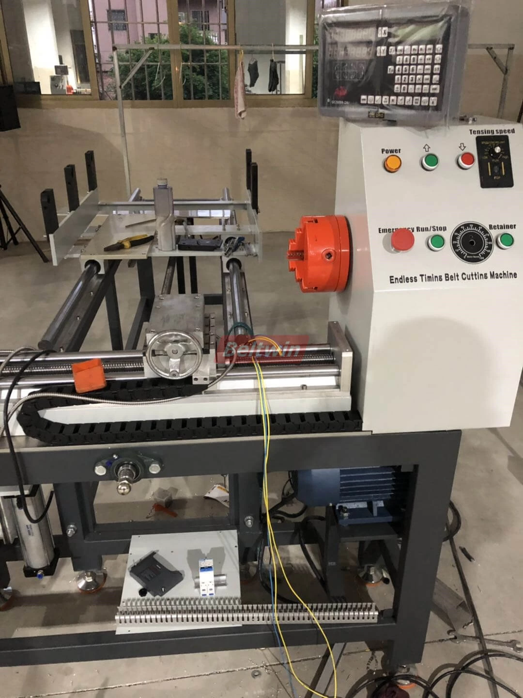 Entrega de máquina cortadora de correa de distribución semiautomática