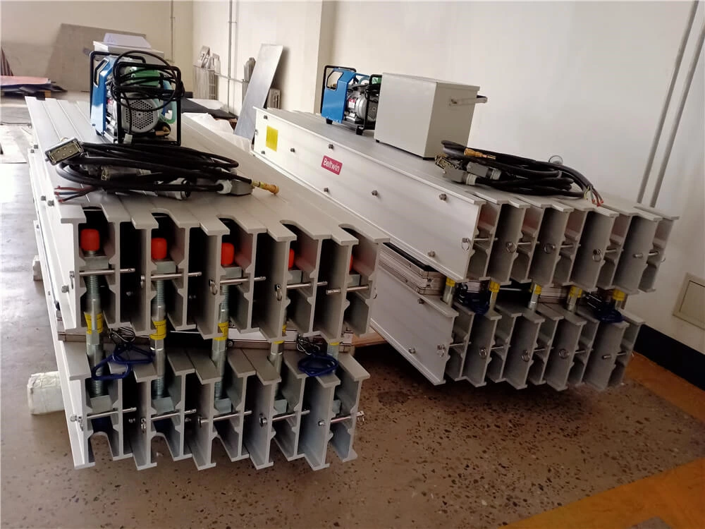 Entrega Dos conjuntos de vulcanizador DSLQ-S 870x2100 mm a EE. UU. (200 PSI, 22 grados, se puede usar para un ancho de banda de 1800 mm)