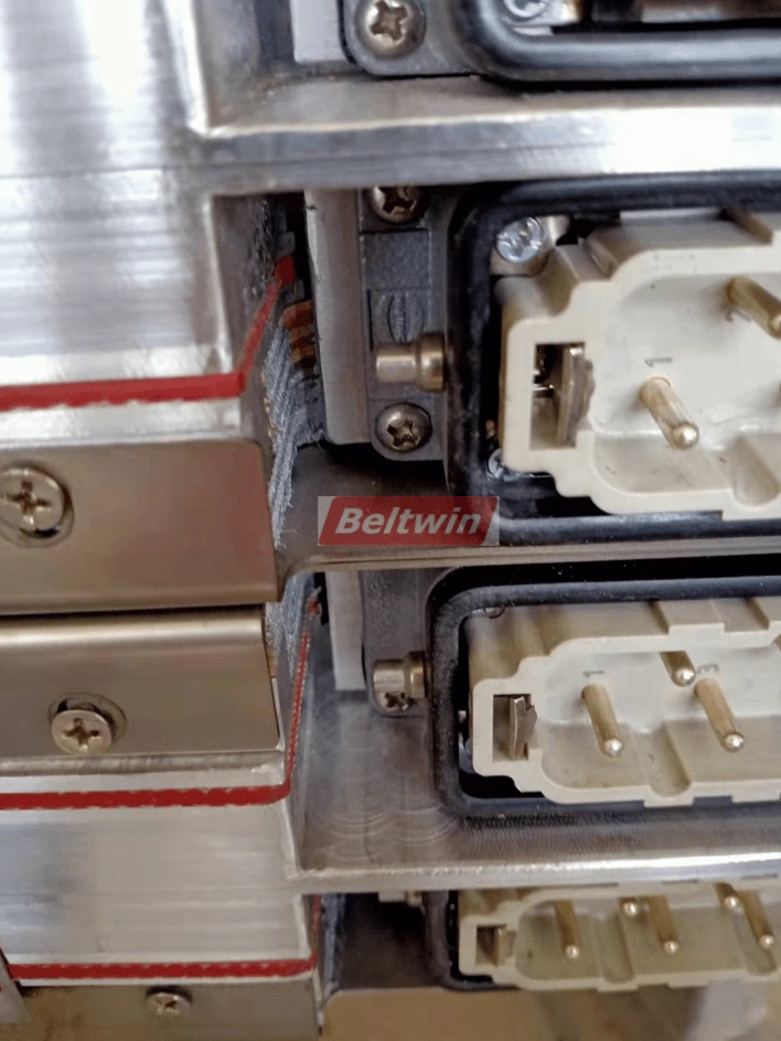 Placa de calentamiento del vulcanizador 710 * 1420 mm 22 grados con bolsa de presión y placa de compensación de presión, adecuada para el vulcanizador seccional Almex, envío a Australia.