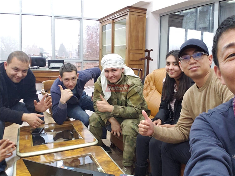 Proporcionar capacitación en equipos para clientes uzbekos