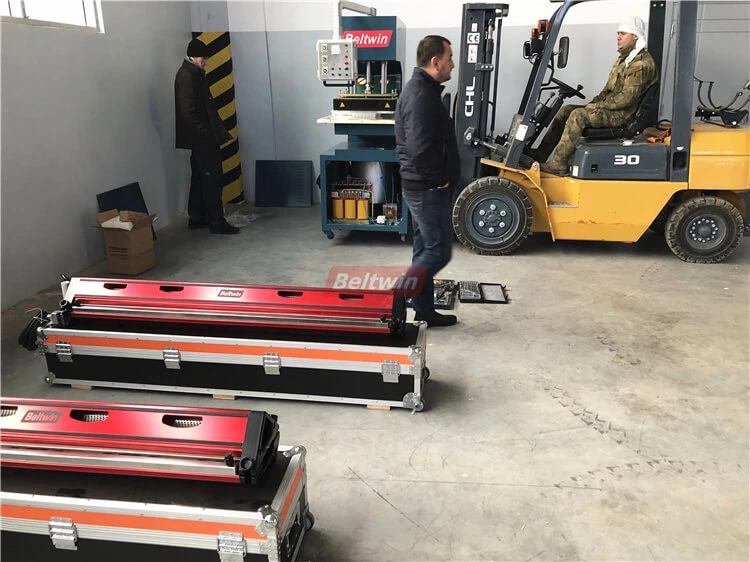 Proporcionar capacitación en equipos para clientes uzbekos