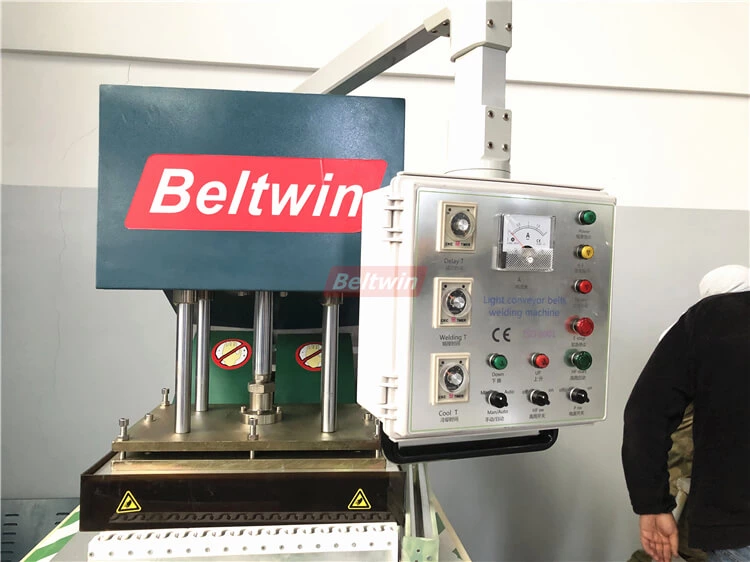 Proporcionar capacitación en equipos para clientes uzbekos