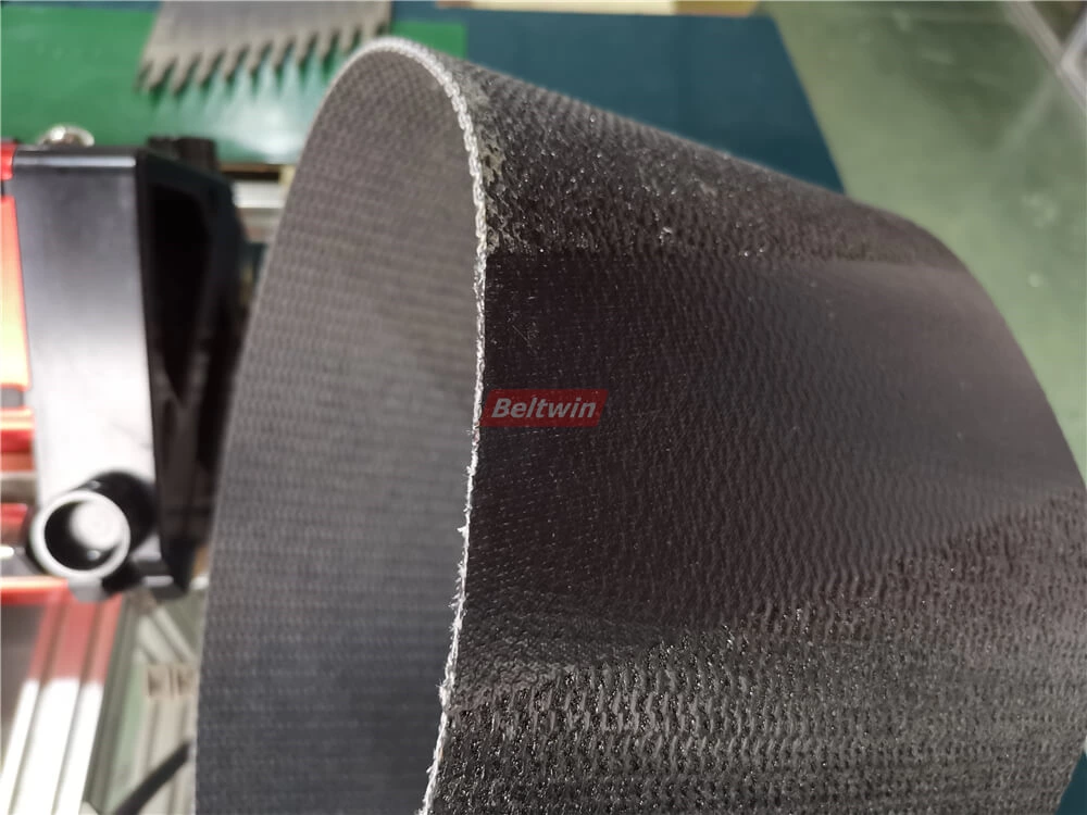 Cómo empalmar una correa de PVK mediante una prensa de refrigeración por aire y una perforadora automática de dedos-1