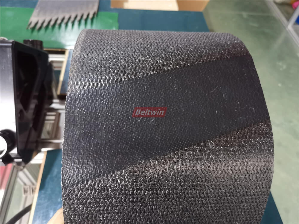 Cómo empalmar una correa de PVK mediante una prensa de refrigeración por aire y una perforadora automática de dedos-1