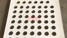 Taladre orificios de 30 mm de diámetro en una correa de PVC de 8 mm de espesor