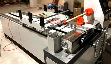 Producción automática de acabado de la máquina cortadora de correa de distribución.