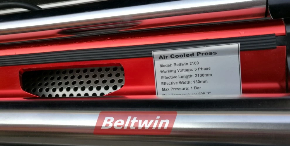 El pedido del cliente de Brasil: prensa de refrigeración por aire de 900 mm y 2100 mm