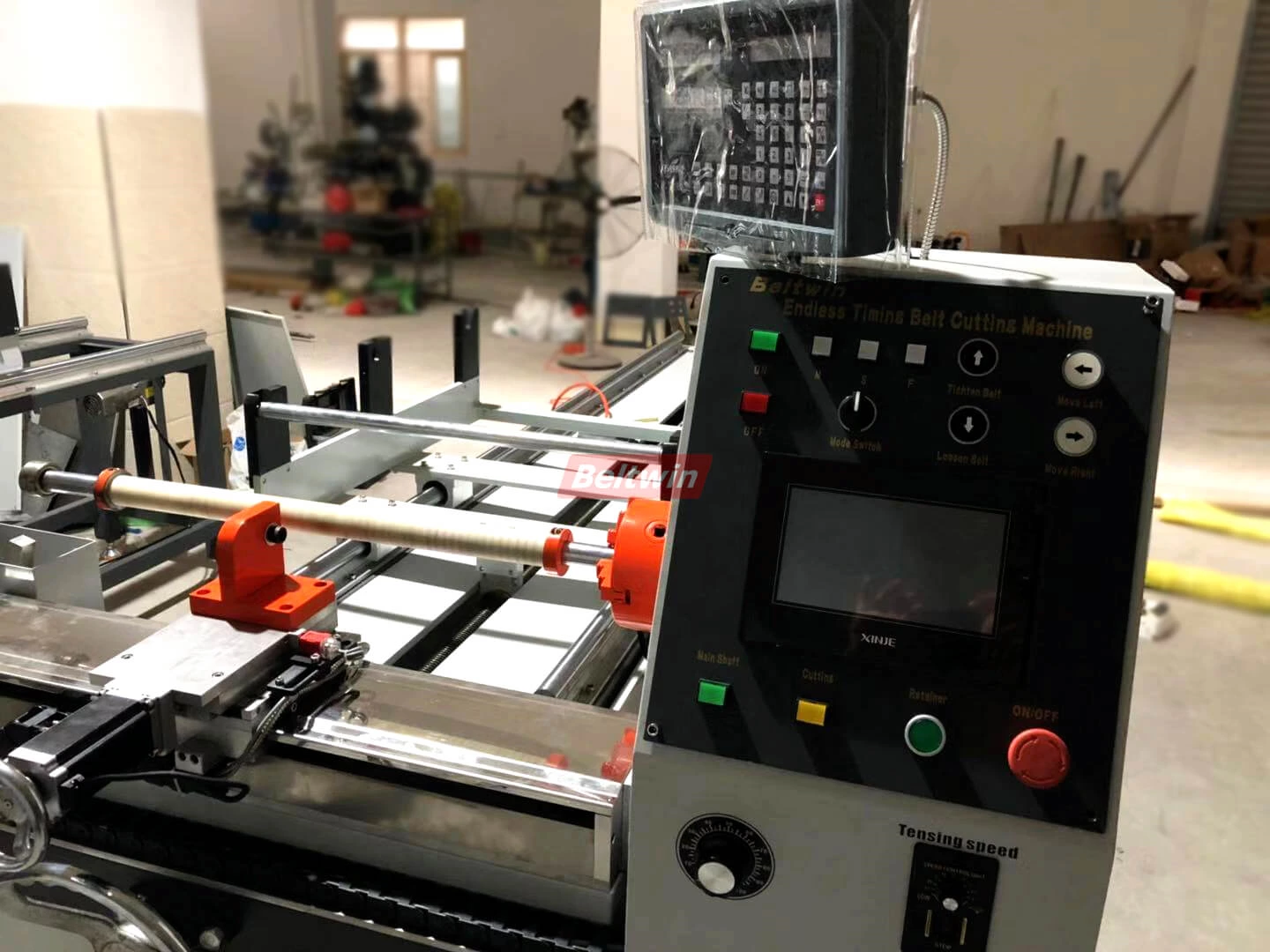 Producción automática de acabado de la máquina cortadora de correa de distribución.