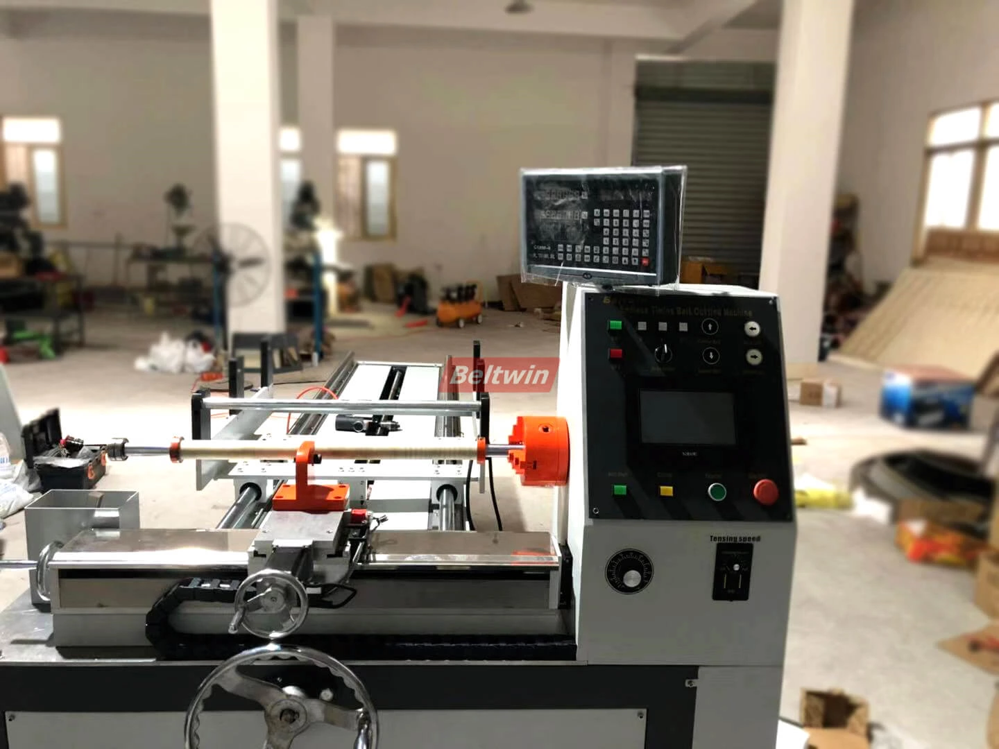 Producción automática de acabado de la máquina cortadora de correa de distribución.