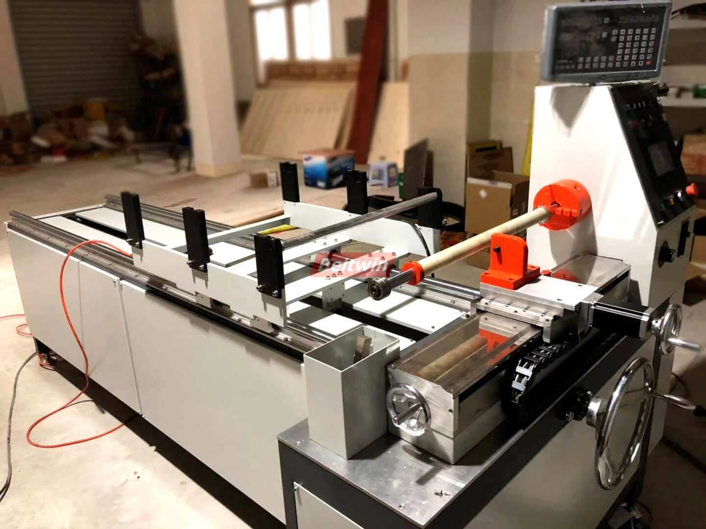 Producción automática de acabado de la máquina cortadora de correa de distribución.