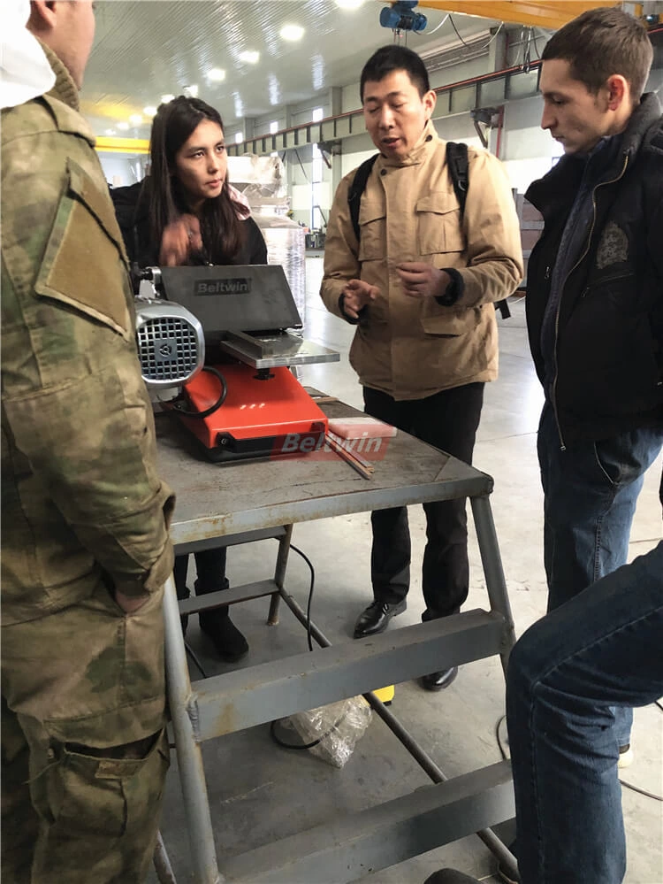 Proporcionar capacitación en equipos para clientes uzbekos