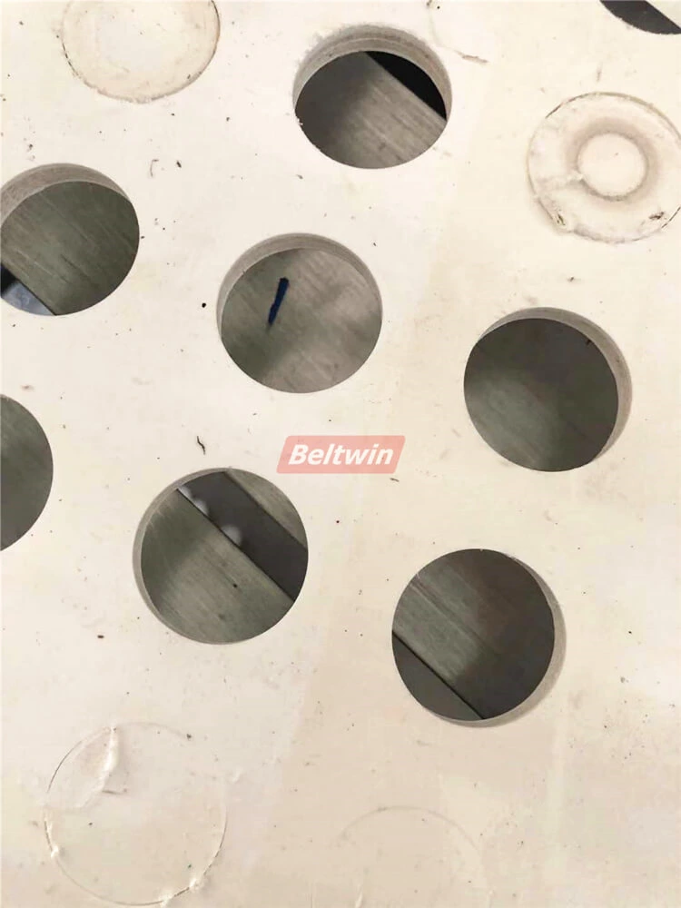 Taladre orificios de 30 mm de diámetro en una correa de PVC de 8 mm de espesor