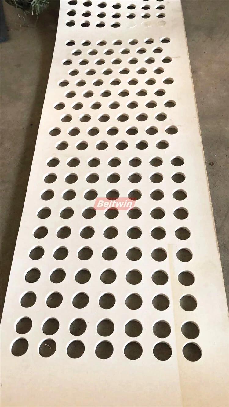 Taladre orificios de 30 mm de diámetro en una correa de PVC de 8 mm de espesor