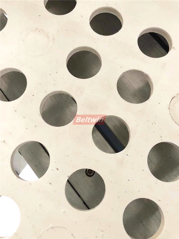 Taladre orificios de 30 mm de diámetro en una correa de PVC de 8 mm de espesor