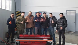 Proporcionar capacitación en equipos para clientes uzbekos