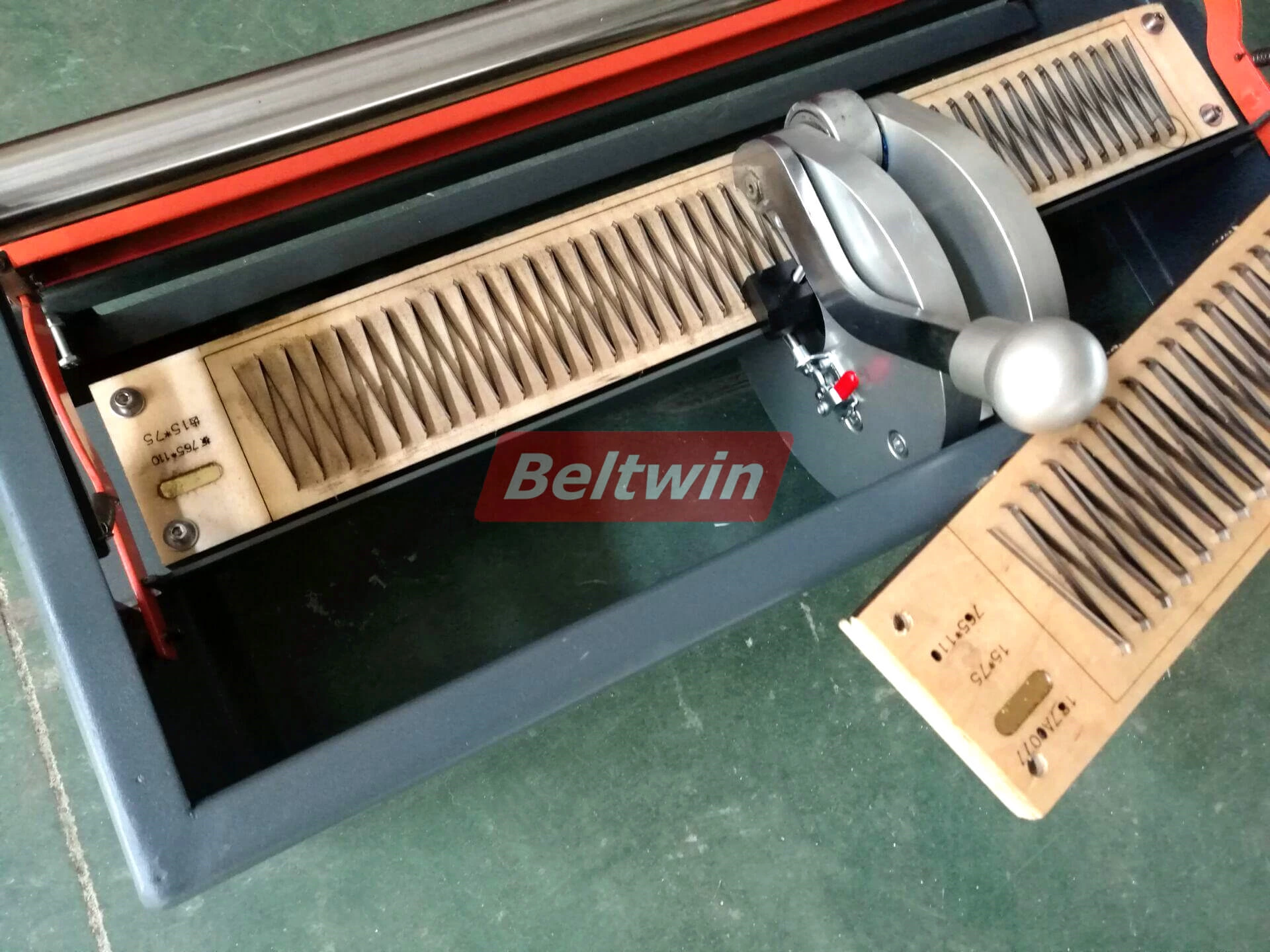 Perforadora de dedos manual Beltwin, cortadora de correa 600 y separador de capas bien terminado, entrega urgente a Australia!!