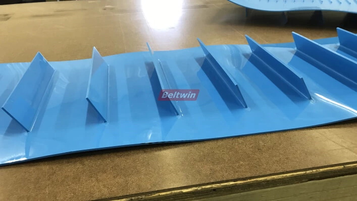 Cómo soldar tacos/pared lateral en una correa de PU homogénea mediante una máquina de alta frecuencia