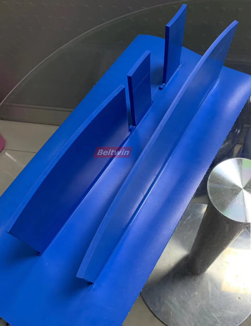 Cómo soldar tacos/pared lateral en una correa de PU homogénea mediante una máquina de alta frecuencia