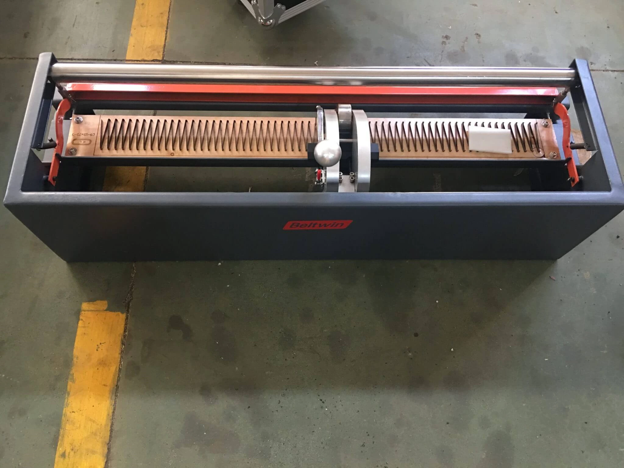 Prensa de refrigeración por agua de 2600 mm (incluye caja de control europea) Entrega a Estonia