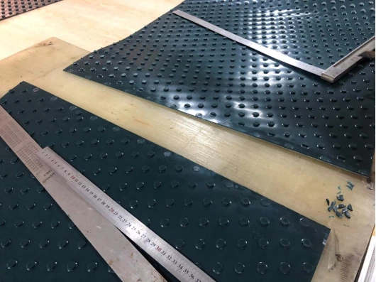 Cómo empalmar una cinta transportadora de pvc con pernos redondos