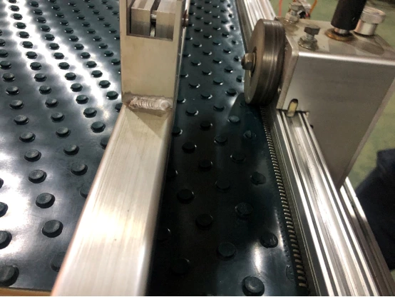 Cómo empalmar una cinta transportadora de pvc con pernos redondos