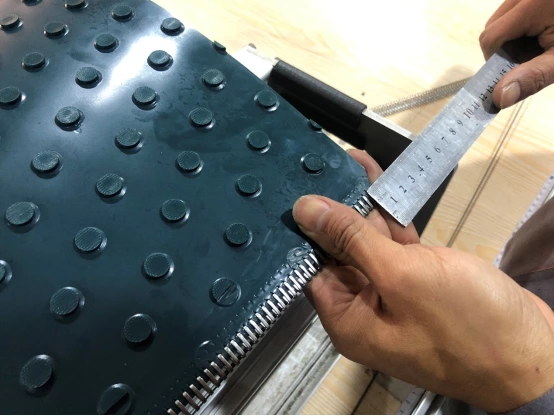 Cómo empalmar una cinta transportadora de pvc con pernos redondos