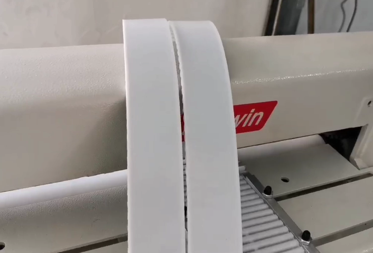 Máquina cortadora de correas de distribución CB500