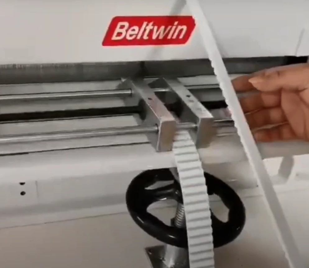 Máquina cortadora de correas de distribución CB500