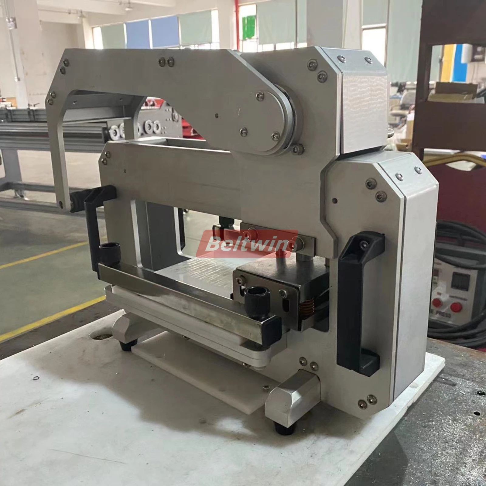 Punzonadora para correas de distribución