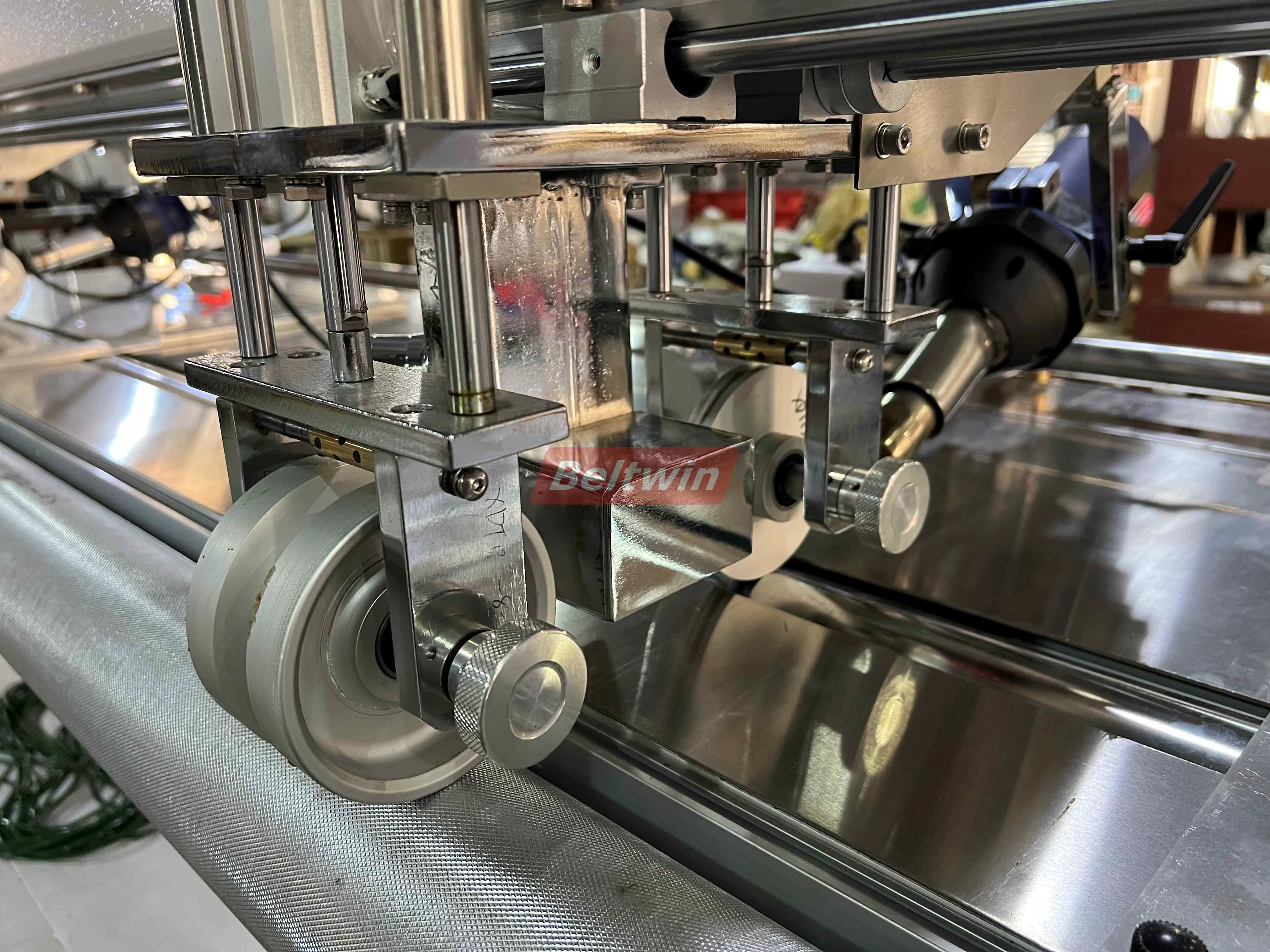 Máquina de soldadura de Prefiles QB1300H-2000H (Versión europea)